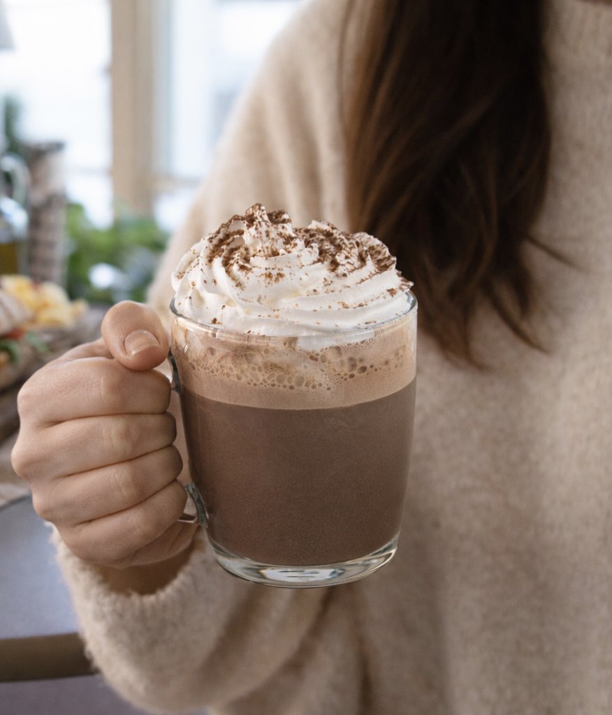 🍫 Soğuk havaların en tatlı bahanesi: Sıcak Çikolata! 🤩