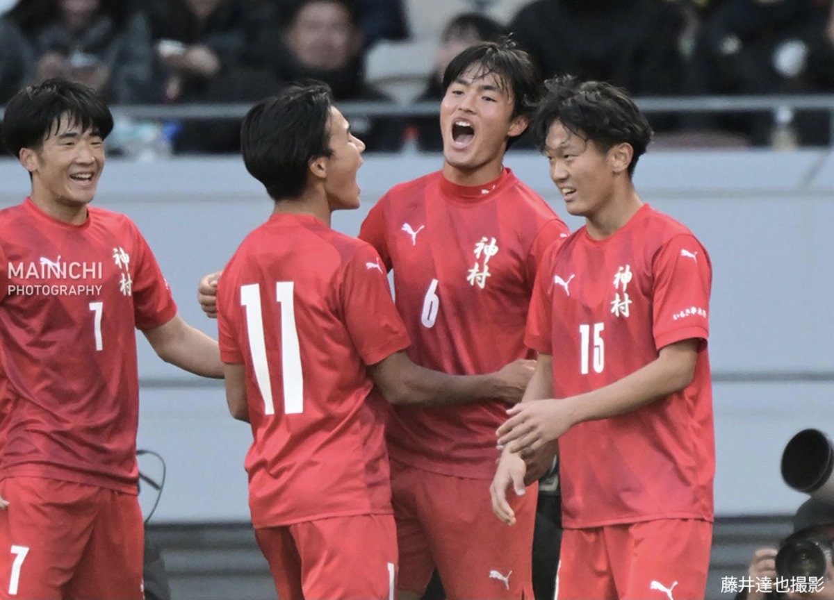 voshans's tweet photo. Voor 60.142 toeschouwers (!) in het Nationale Stadion in Tokyo heeft #Kamimura Gakuen uit #Kagoshima zich voor het eerst in de 104-jarige historie van het Japanse voetbalkampioenschap voor middelbare scholen gekroond tot ‘s lands beste. Er deden 3800 scholen aan dit toernooi mee. https://t.co/HmrkNQk650