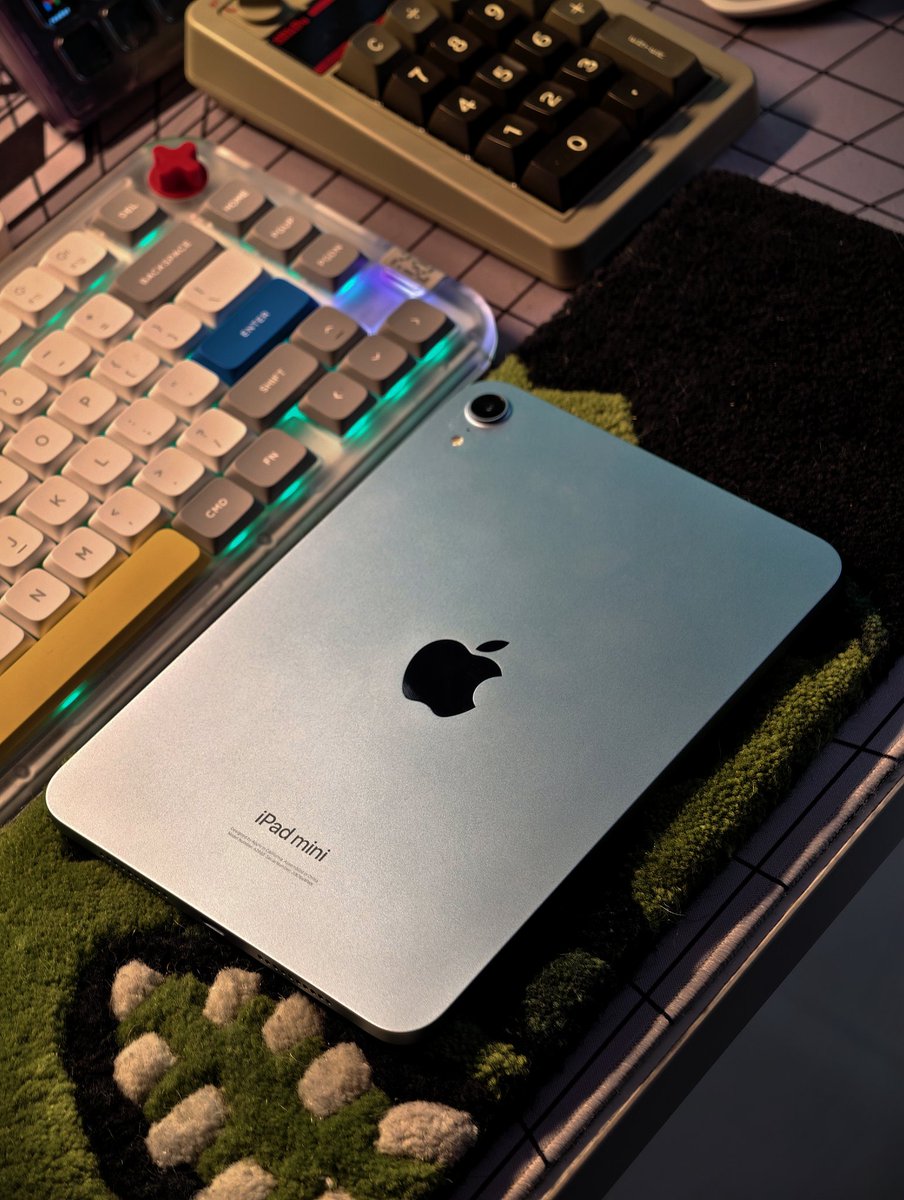 stufflistings's tweet photo. iPad Mini has the perfect form factor for a tablet, and nothing can change my mind 🙂 https://t.co/KaO6J0y4nQ