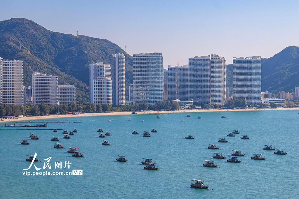 【廣東惠州：巽寮灣美景迎客來】冬日時節，不少遊客來到廣東惠州巽寮灣，漫步於細軟沙灘，欣賞蔚藍海景，感受溫暖宜人的海濱冬日。