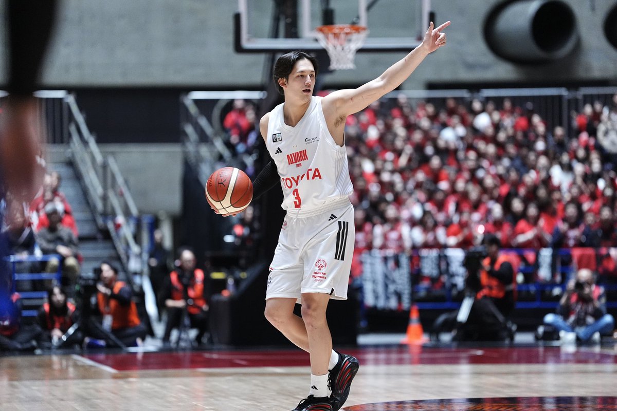 jbasket_jp's tweet photo. 【天皇杯|ファイナル速報③】
優勝 🏆アルバルク東京
🎖️大会MVP 🎖️ライアン・ロシター
牽引した
福澤 晃平とテーブス海
1/12(MON) 代々木第一体育館
アルバルク東京
72-64
シーホース三河
#アルバルク東京
#天皇杯バスケ
#Scene #Moments #BeyondGame
#Jbasket #Jバスケ https://t.co/7VXd9jrnEv