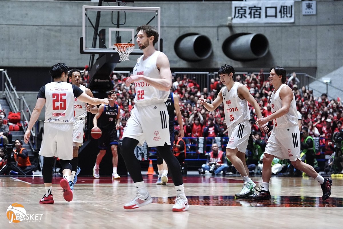 jbasket_jp's tweet photo. 【天皇杯|ファイナル速報③】
優勝 🏆アルバルク東京
🎖️大会MVP 🎖️ライアン・ロシター
牽引した
福澤 晃平とテーブス海
1/12(MON) 代々木第一体育館
アルバルク東京
72-64
シーホース三河
#アルバルク東京
#天皇杯バスケ
#Scene #Moments #BeyondGame
#Jbasket #Jバスケ https://t.co/7VXd9jrnEv