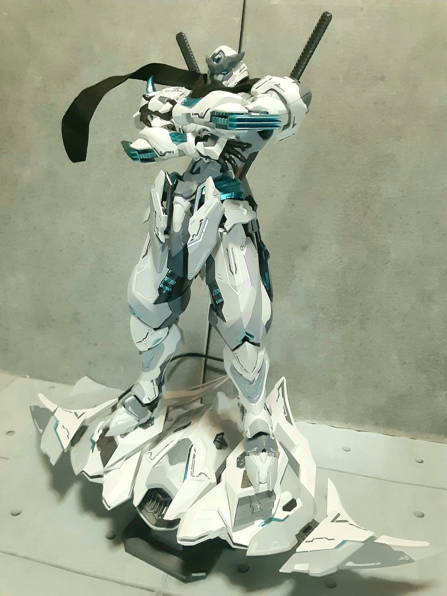 マンタのような形の支援機があります。
白いボディなのでナウシカのメーヴェみたいな印象も。
本体足裏のマグネットで上に乗せたり、背部に合体させることが出来ます。
背部合体はこのデカさなのに妙にふわふわしており不安定感があります。
ファトゥムのようなことをやりたかったのでしょうね。 