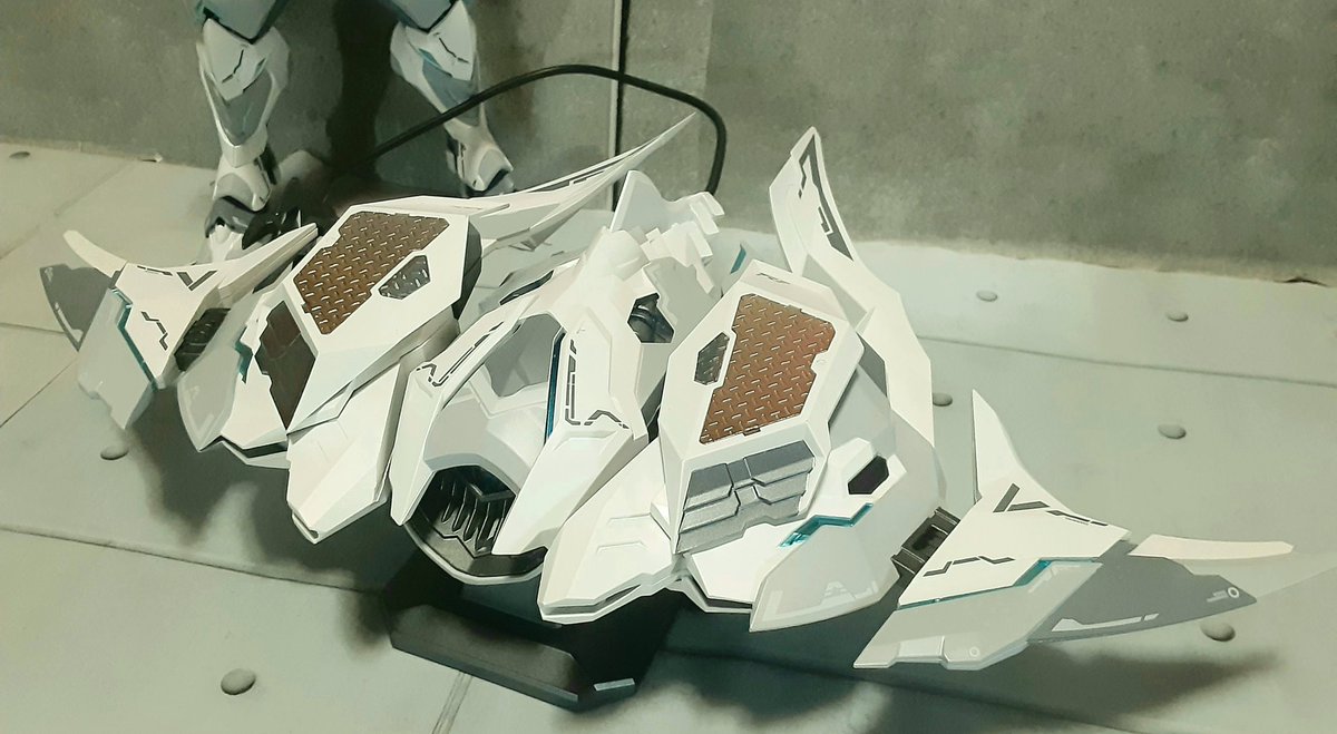 マンタのような形の支援機があります。
白いボディなのでナウシカのメーヴェみたいな印象も。
本体足裏のマグネットで上に乗せたり、背部に合体させることが出来ます。
背部合体はこのデカさなのに妙にふわふわしており不安定感があります。
ファトゥムのようなことをやりたかったのでしょうね。 