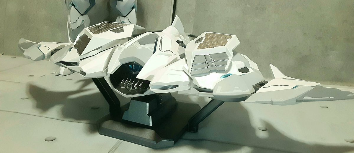 マンタのような形の支援機があります。
白いボディなのでナウシカのメーヴェみたいな印象も。
本体足裏のマグネットで上に乗せたり、背部に合体させることが出来ます。
背部合体はこのデカさなのに妙にふわふわしており不安定感があります。
ファトゥムのようなことをやりたかったのでしょうね。 