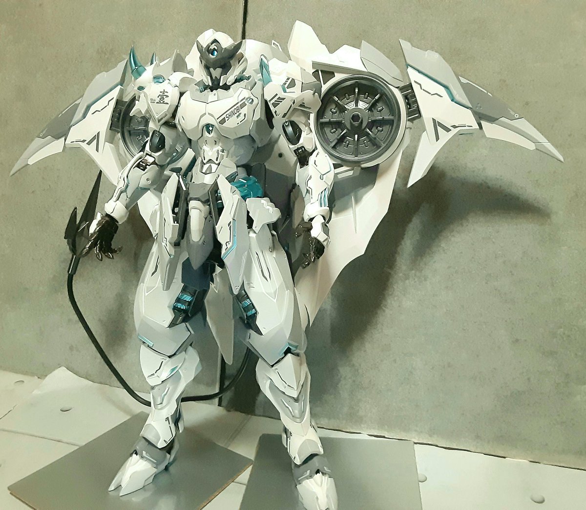 マンタのような形の支援機があります。
白いボディなのでナウシカのメーヴェみたいな印象も。
本体足裏のマグネットで上に乗せたり、背部に合体させることが出来ます。
背部合体はこのデカさなのに妙にふわふわしており不安定感があります。
ファトゥムのようなことをやりたかったのでしょうね。 