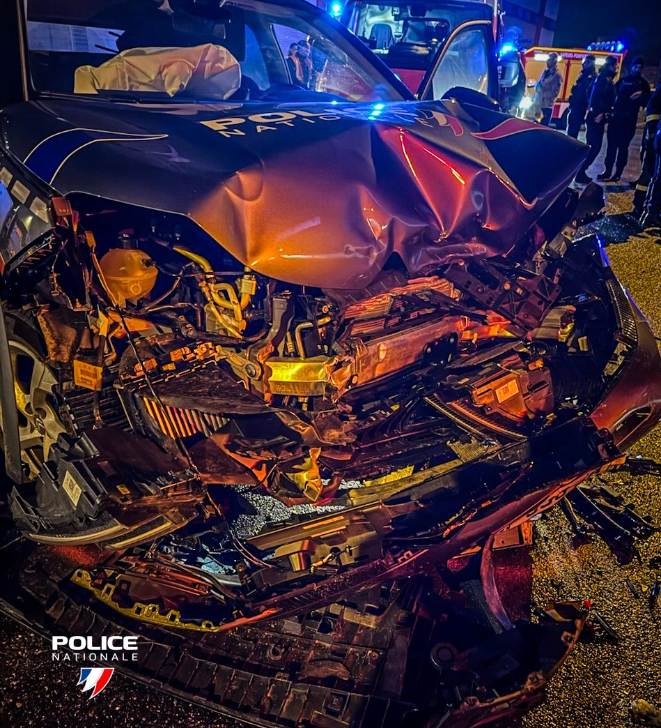 PoliceNat91's tweet photo. #Soutien | Cette nuit, 3️⃣ #policiers ont été blessés à #SGDB alors qu'ils intervenaient pour vol en bande organisée d’un véhicule de grosse cylindrée.
Les mis en cause n'ont pas hésité à percuter délibérément le VL de police.
➡️ 5️⃣ individus ont été interpellés et placés en GAV. https://t.co/rQ4SFoaE0o