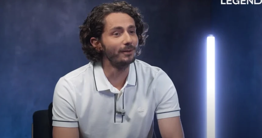 MrKaiz's tweet image. Alors euuuuh... Les gens le savent pas, moi je l'ai appris en préparant l'émission, mais on connaît l'homme politique mais euuuuh... Ce qui est fou, c'est que t'as fait de la peinture et t'as écrit un livre. Euuuuh... Tu touches à tout, en fait, c'est fou.