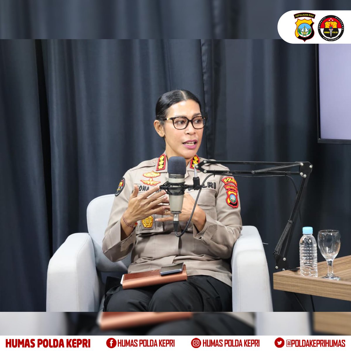 poldakeprihumas's tweet photo. "POLDA MENYAPA DI AWAL TAHUN 2026"
.
.
@divisihumaspolri polripresisi @mabespolrinews @ini_polisi @polisi_indonesia @halo_polisi
#HumasPoldaKepri
#Multimediapoldakepri
#Prabowopresidenri
#polripresisisi
#SertakanTuhanDalamSetiapNiatDanLangkahmu
#TogetherWeAreStrong https://t.co/wFblGu6MLf