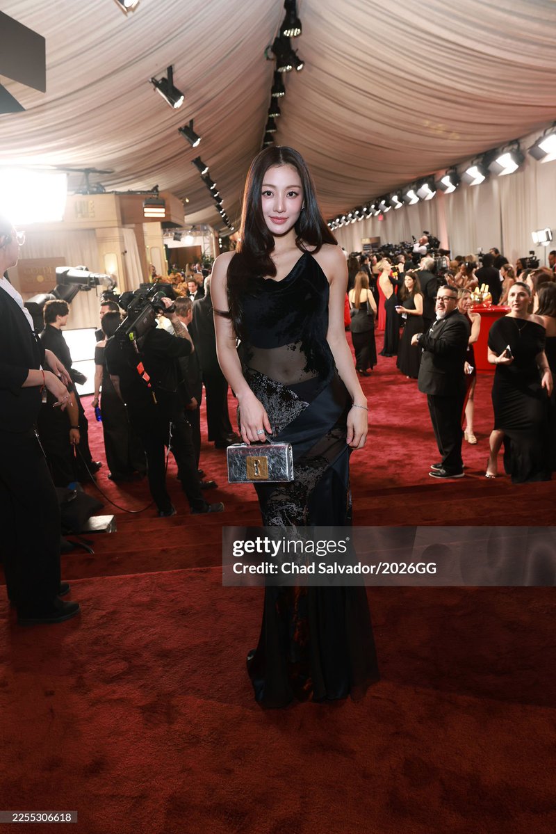 godmitzu's tweet image. TWICE JIHYO stuns at the Golden Globes.