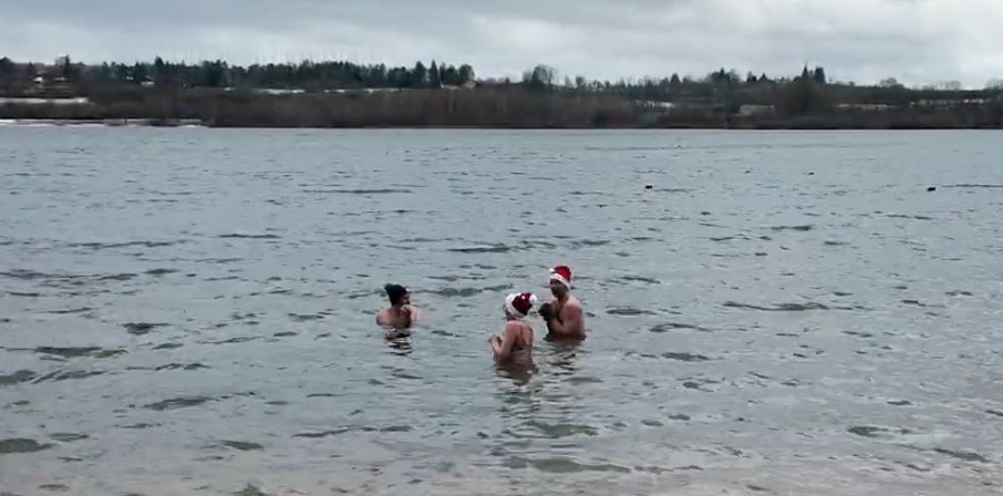 (RADIO FILMÉE) Le bain glacé solidaire au Lac de Chalain a été reporté :
villagesfm.com/un-bain-glace-…
