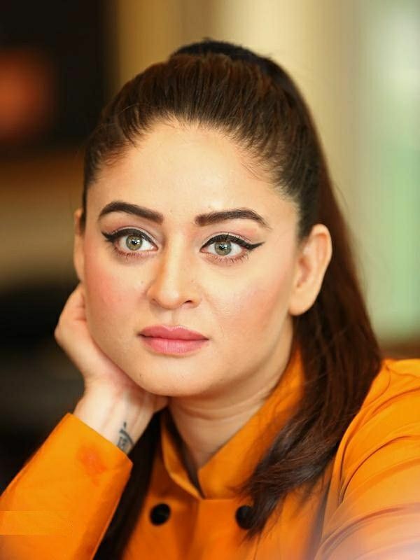 माही विज वाले मामले में कंफ्यूजन की असली वजह वही हैं।

पब्लिसिटी के लिए जानबूझकर ऐसा वीडियो पोस्ट किया गया, जिससे लोग गलत मतलब निकालें।

जब बेटी का पिता मौजूद है, तो किसी और को “अब्बा” कहने की ज़रूरत क्यों?

अगर नदीम कुरैशी 25 साल पुराने दोस्त थे, तो ये बात पहले कभी सोशल मीडिया