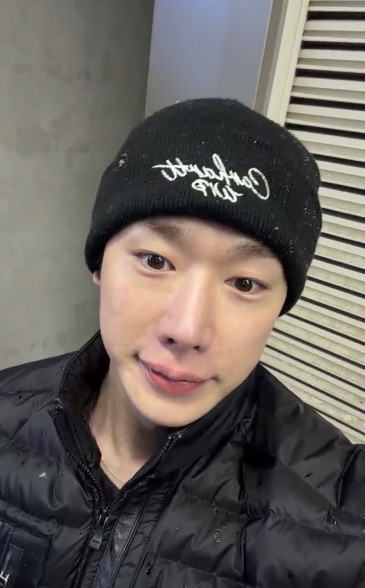 🐰 잠깐 걸으러 나왔는데 눈 오길래
      생각나서 전화했지
🐰 밥 먹었어?

#원호 #WONHO