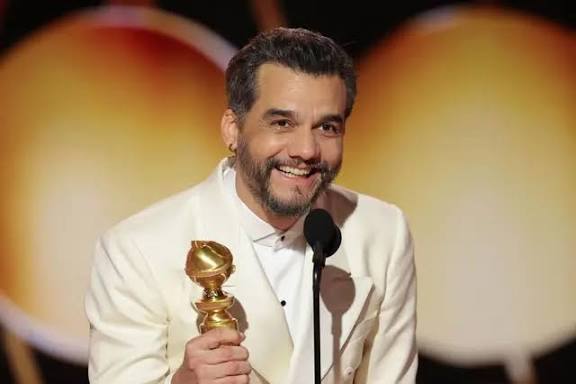 cnt_pr's tweet image. OPINIÃO: O ator Wagner Moura (que tem contrato com a Rede Globo de Televisão) ganha o GLOBO DE OURO
UAUUUUU
QUE NOVIDADE HEIN? UM ATOR DA GLOBO GANHAR UM PRÊMIO GLOBO 
GRANDE BOSTA
Quero ver ele ganhar um RedeTV! de ouro ou um Record de Ouro