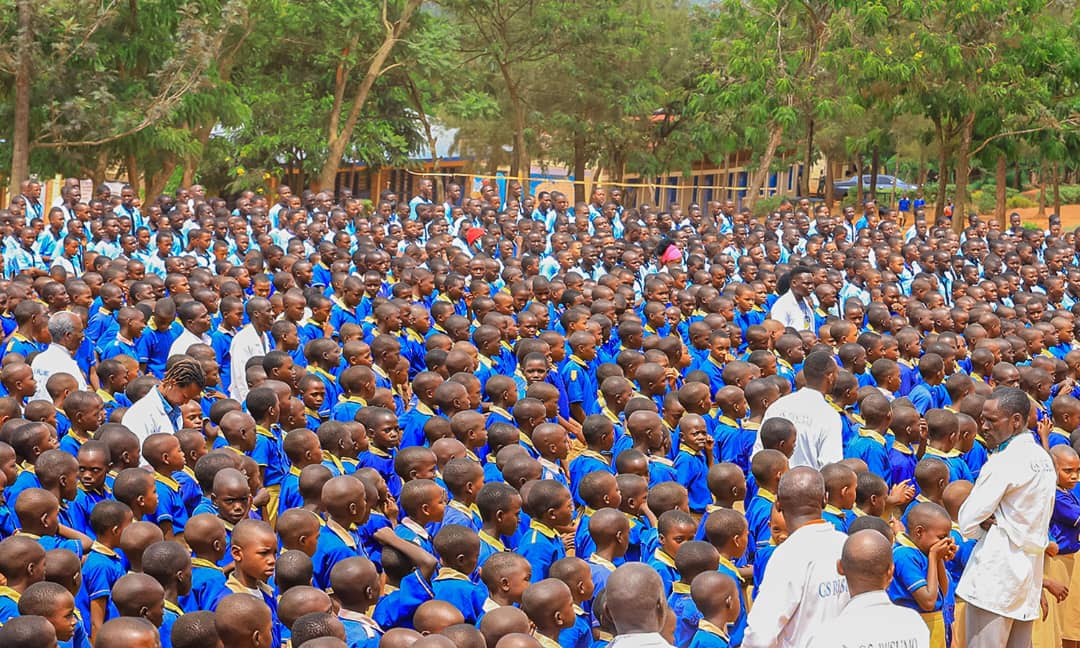 KireheDistrict's tweet photo. Atangiza ubukangurambaga bw'isuku n'isukura bwiswe #FresheriKuIshuri bugamije guteza imbere umuco w’#IsukuHose n'isukura ihoraho mu mashuri umuyobozi w’akarere yasabye abanyeshuri kugira isuku aho bigira,ku mubiri n’ahantu hose bari bityo bose bakagira #FresheriKuIshuri https://t.co/Pvy1pHef4q