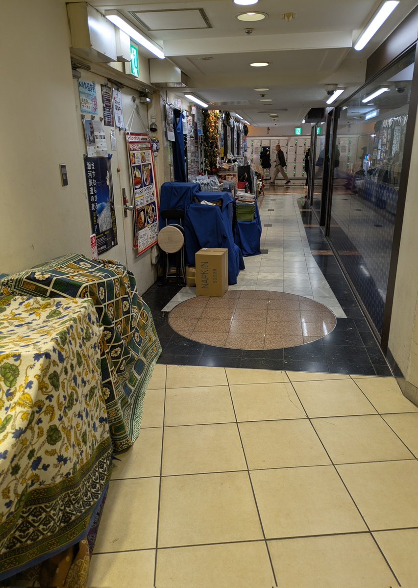 kadoya1's tweet image. 俺は数か月に1度しかここのトイレを使わないけど隣の蕎麦屋は外に何も出していないのに隣の店は通路の半分を占拠しているのがずっと不思議だった。これも既得権益なのかな。ルミネは注意できないのかね。奥のトイレを使っている時に火事になったら避難路を塞がれて死ぬだろうなといつも思っている。