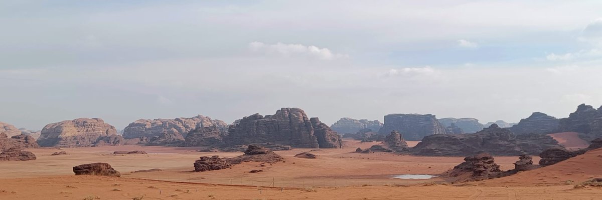 TurkiAbedx's tweet photo. في أقصى شمال #المملكة ومن أمام #محمية بجده، حيث تمتد الصحراء بهدوئها المهيب، صوره من هاتفي.
هنا لا ضجيج، ولا ضغوط، فقط سماء أقرب، وأرض تذكّرك أن الاتزان لا يُستعار، بل يُستعاد.
بعض الأماكن لا تُزار، بل تُعيد ترتيبك من الداخل. شكراً لكل من ساهم في بناء والمحافظة على تلك #المحميات. https://t.co/BqNumHpzzq