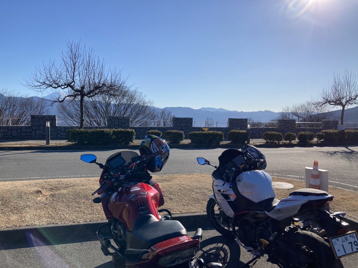 ridingsupport's tweet photo. 走り初め行って来ました！
久しぶりの投稿！
なかなか他の用事もあって今日という日になりました。
雲ひとつなく快晴の中それはそれはとても素敵な一日になりました。
山梨県フルーツラインからの景色です。
#フルーツライン
#走り初め
#富士山
#ninja400
#cb400sb
#買い手探し中 https://t.co/jLGcGkPM0a