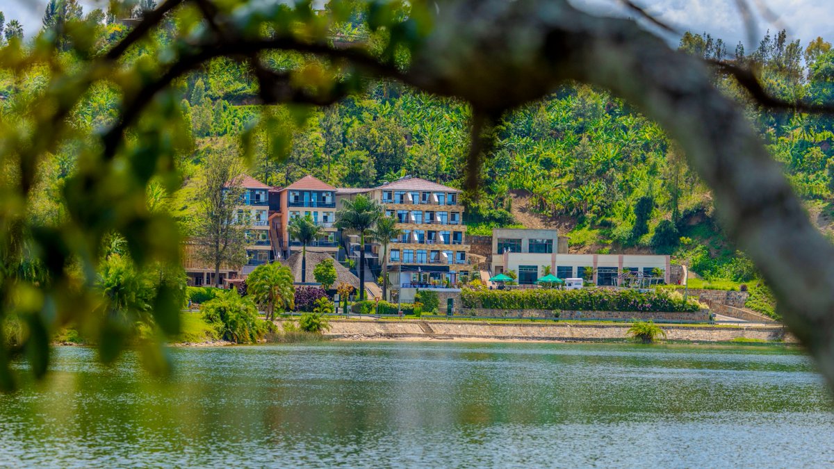 KarongiDistr's tweet image. Dukomeze kwihera ijisho hoteli z’i #Karongi, DELTA RESORT HOTEL, iri ku nkengero z’ikiyaga cya Kivu. Ifite ibyumba byitegeye amazi, bifite amabaraza wicaraho ureba ibirwa byo muri iki kiyaga. Ifite piscine, hari ubwato bwinshi butwara ba mukerarugendo. #VisitKarongi