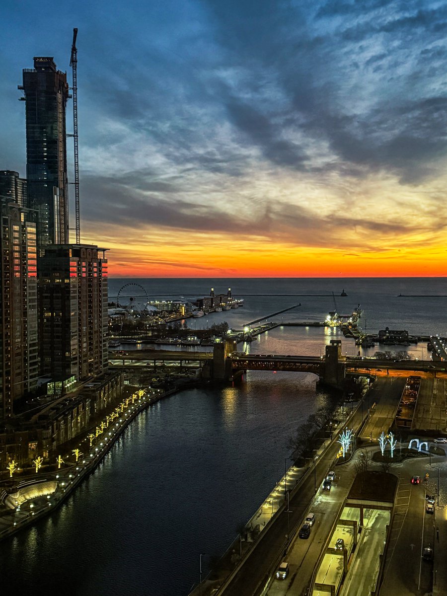 Nice start to a Bears victory Monday, with the orange and blue highlights in the sky! <a href="/WGNRadio/">WGN Radio 720</a>