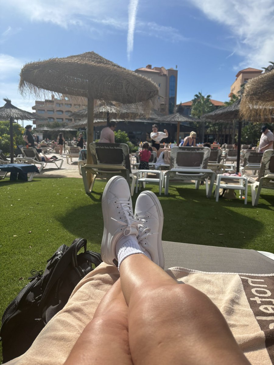 Finskin lento ainakin 2 h myöhässä. Ei auta kuin maata altaalla..