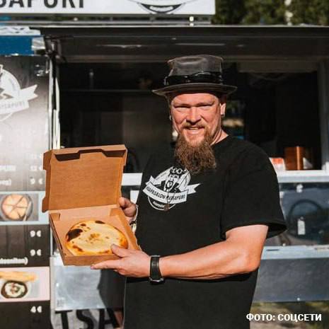 virus_am71's tweet image. Для понимания, что сейчас у фиников происходит.

Вот этот чувак финский, Вилле Хаапсало, который был кинозвездой, сейчас на рынке в Финляндии выпечкой торгует. Не деревянными членами, конечно, но всё равно, пришел к успешному успеху