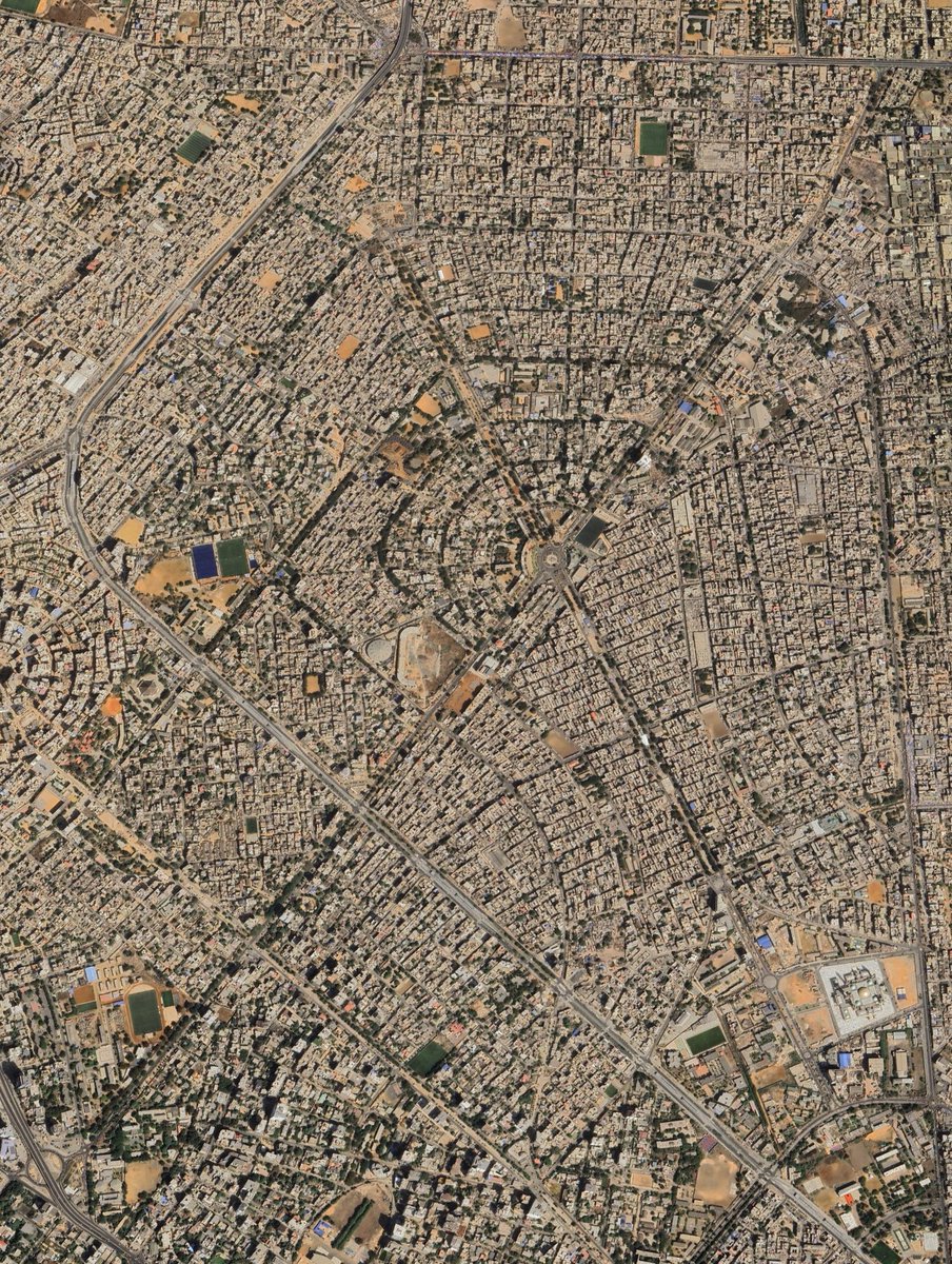 Dakar es una ciudad muy particular desde el punto de vista urbano.

Su forma, crecimiento y estructura están profundamente condicionados por la geografía de la península de Cabo Verde y por su herencia colonial.

Dakar se asienta en una península volcánica que se adentra en el