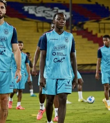 michaelroseroX's tweet image. El jugador de Liga Deportiva Universitaria Ederson Castillo viajó hace unos días con destino a Barcelona, existe la probabilidad de que el ecuatoriano de 17 años sea parte del equipo blaugrana. El mediocampista debutó en primera con 15 años, desde el 2024 participa en microciclos…