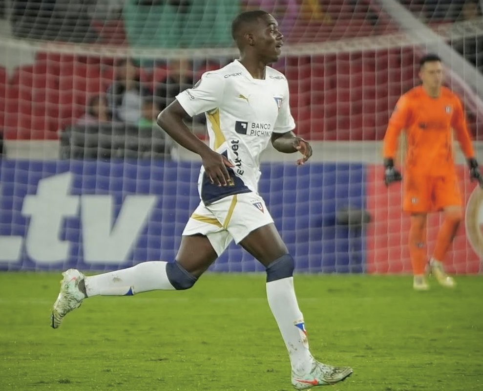 michaelroseroX's tweet image. El jugador de Liga Deportiva Universitaria Ederson Castillo viajó hace unos días con destino a Barcelona, existe la probabilidad de que el ecuatoriano de 17 años sea parte del equipo blaugrana. El mediocampista debutó en primera con 15 años, desde el 2024 participa en microciclos…