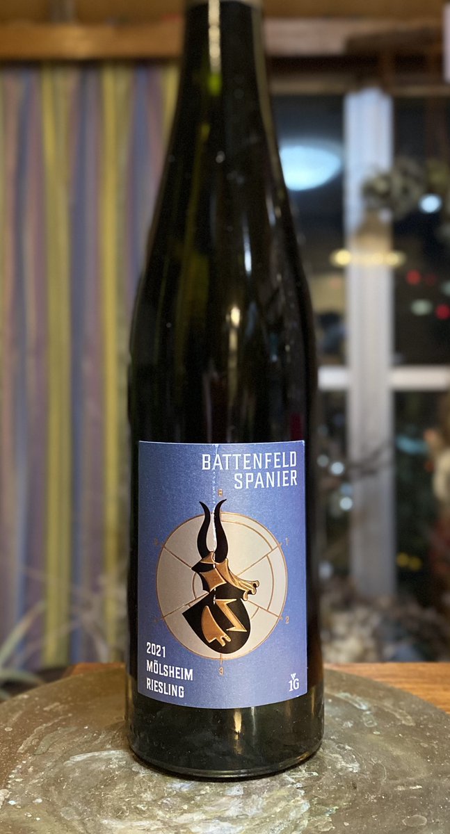 Germany Rheinhessen Battenfeld Spanier Molsheim Riesling Erste Lage 2021 外観はイエロー。粘性高め。香りはレモン、ライム、青リンゴ。ペトロール。湿った石のようなミネラル感。飲むと酸は高く口の中がキュッとなるが、同時に甘やかな風味も感じる。余韻にかけて八朔の皮のような心地よい苦味。