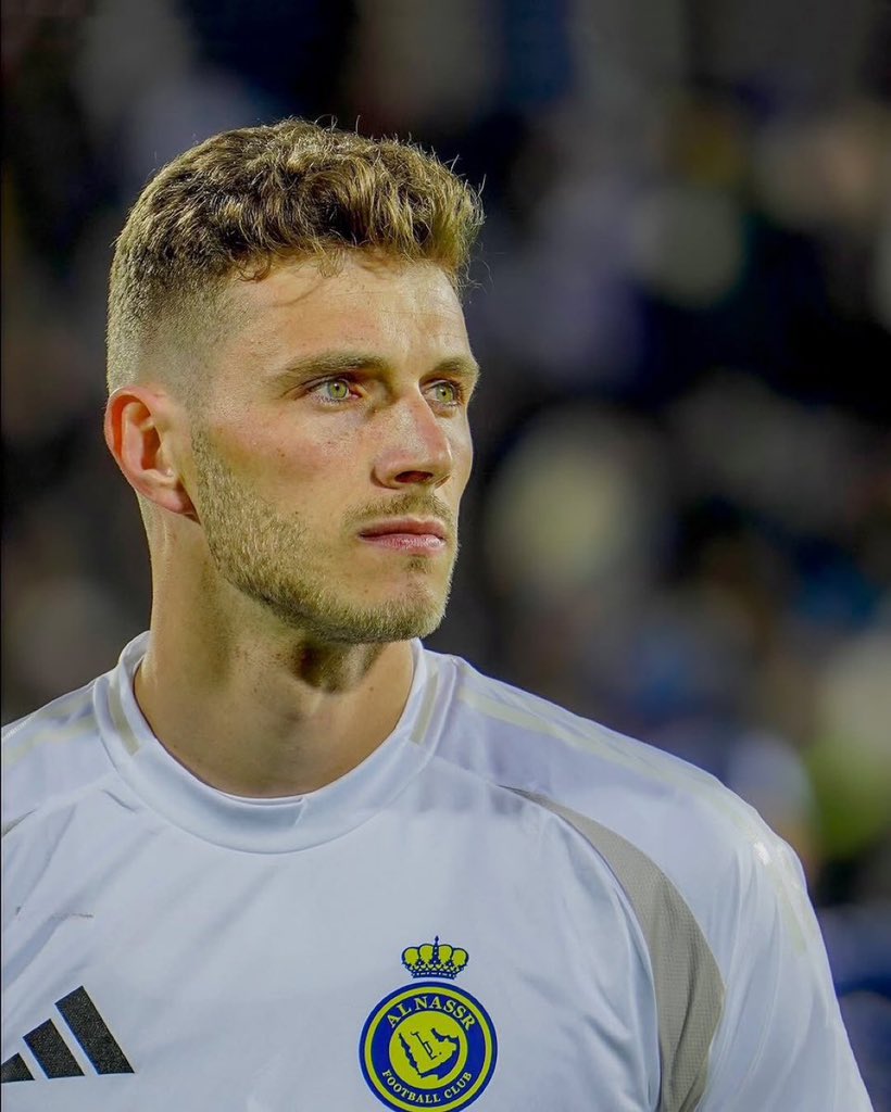 centraldoarabao's tweet photo. 🚨🟡🔵 𝑯𝑬𝑹𝑬 𝑾𝑬 𝑮𝑶 — O Genoa chegou a um acordo verbal para contratar o goleiro Bento, do Al Nassr, por empréstimo com opção de compra em torno de € 9 milhões. 

✅🇮🇹 O jogador só será liberado após o jogo de hoje, com a assinatura prevista para depois da partida.

🗞️ @FabrizioRomano 🌕