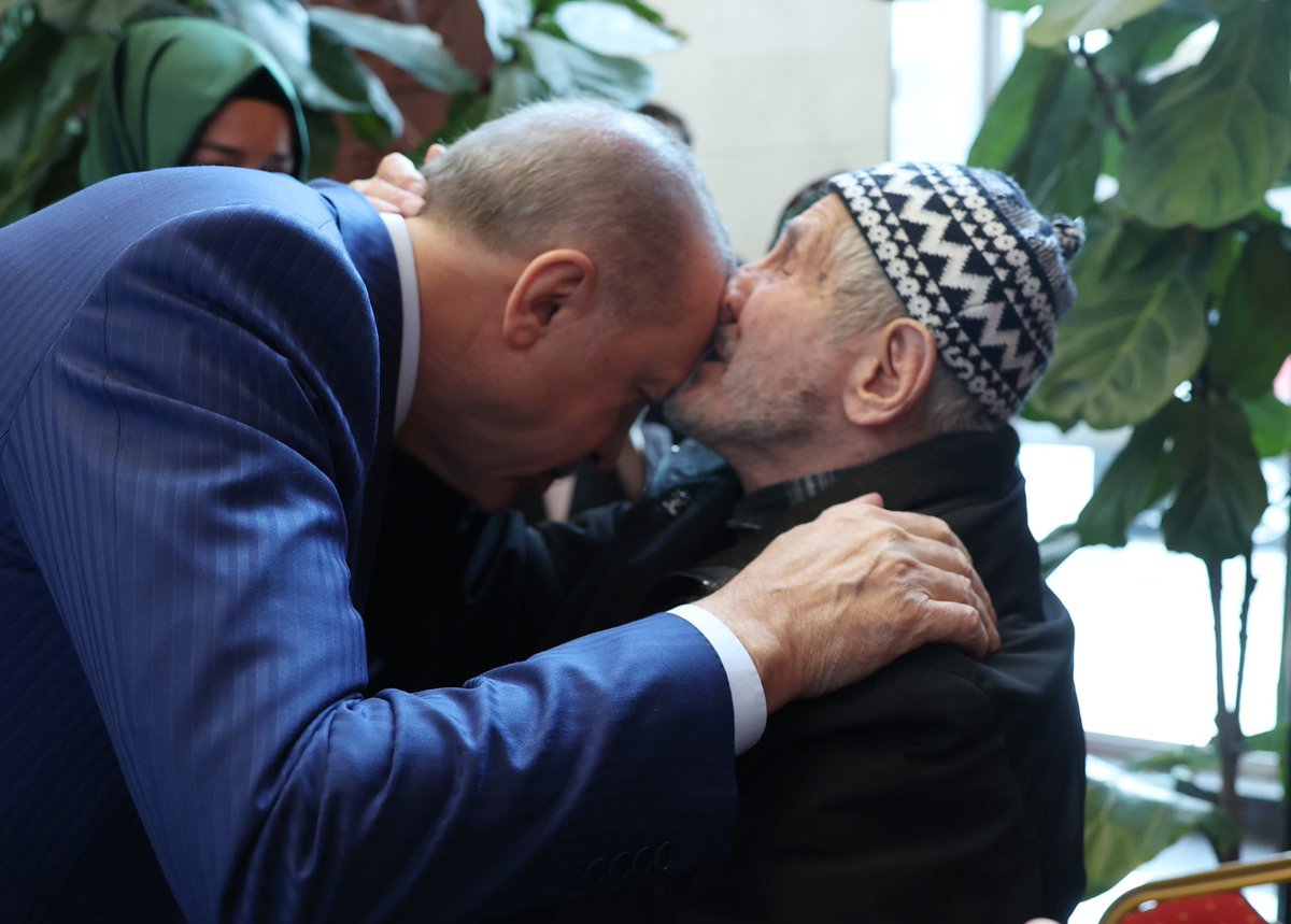 Sayın Cumhurbaşkanımız <a href="/RTErdogan/">Recep Tayyip Erdoğan</a> MYK toplantısından önce Düzce'den gelen vatandaşlarla görüştü.
<a href="/MahinurOzdemir/">Mahinur Özdemir Göktaş</a> 
<a href="/abuyukgumus/">Ahmet Büyükgümüş</a> 
<a href="/MustafaAlkayis/">Av. Mustafa Alkayış</a> 
<a href="/AbdurrahimFIRAT/">Av. Abdurrahim Fırat</a> 
<a href="/byildiz63/">Bahattin Yıldız 🇹🇷🇵🇸</a> 
<a href="/KayaZeydin/">Av. Zeydin KAYA</a> 
<a href="/BurhanYASAR30/">Burhan YAŞAR</a>