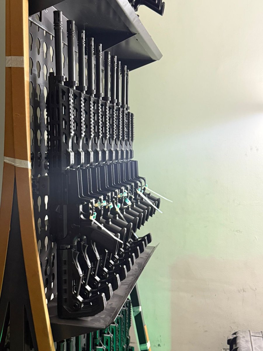 SacredScroll's tweet image. 🇮🇳 100% Indian DNA. 0% Imported. The P-72 Has Arrived.

Bengaluru-based SSS Defence is set to deliver its first major batch of fully indigenous firearms to state police forces and elite ATS units.
This isn’t just "assembly." This is 100% Indian Intellectual Property.

The 2026…