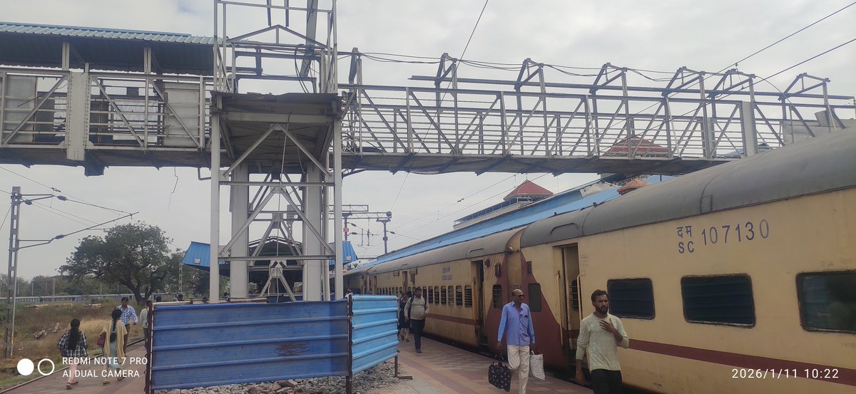 HospetRailUsers's tweet photo. Minor platform related works started at Ballari JN in June 2023. it's been 2.5 yrs still @SWRRLY  couldn't  complete new FOB, platform shelter&amp; tiles work,due to which they hv diverted passengers trains causing inconvenience to passengers @VSOMANNA_BJP @RailwaySeva @RailMinIndia https://t.co/2E0ghY1ezv