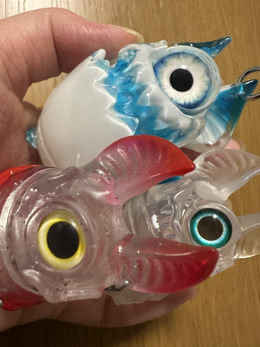 inknako's tweet photo. 右下のがお正月版なんだけど金銀混じっておめでたい赤がかわいい。でもやっぱり本家のが目の追視と細かさが素晴らしすぎて最高。チャイビー連れて行きやすくて結構連れて行ってる。🍯のアイビーも頼んでるので楽しみ。
ちなみにガチャの水色連れて行った時に目落としちゃってどうやって直すべきか😭 https://t.co/oKVC9SBXSu