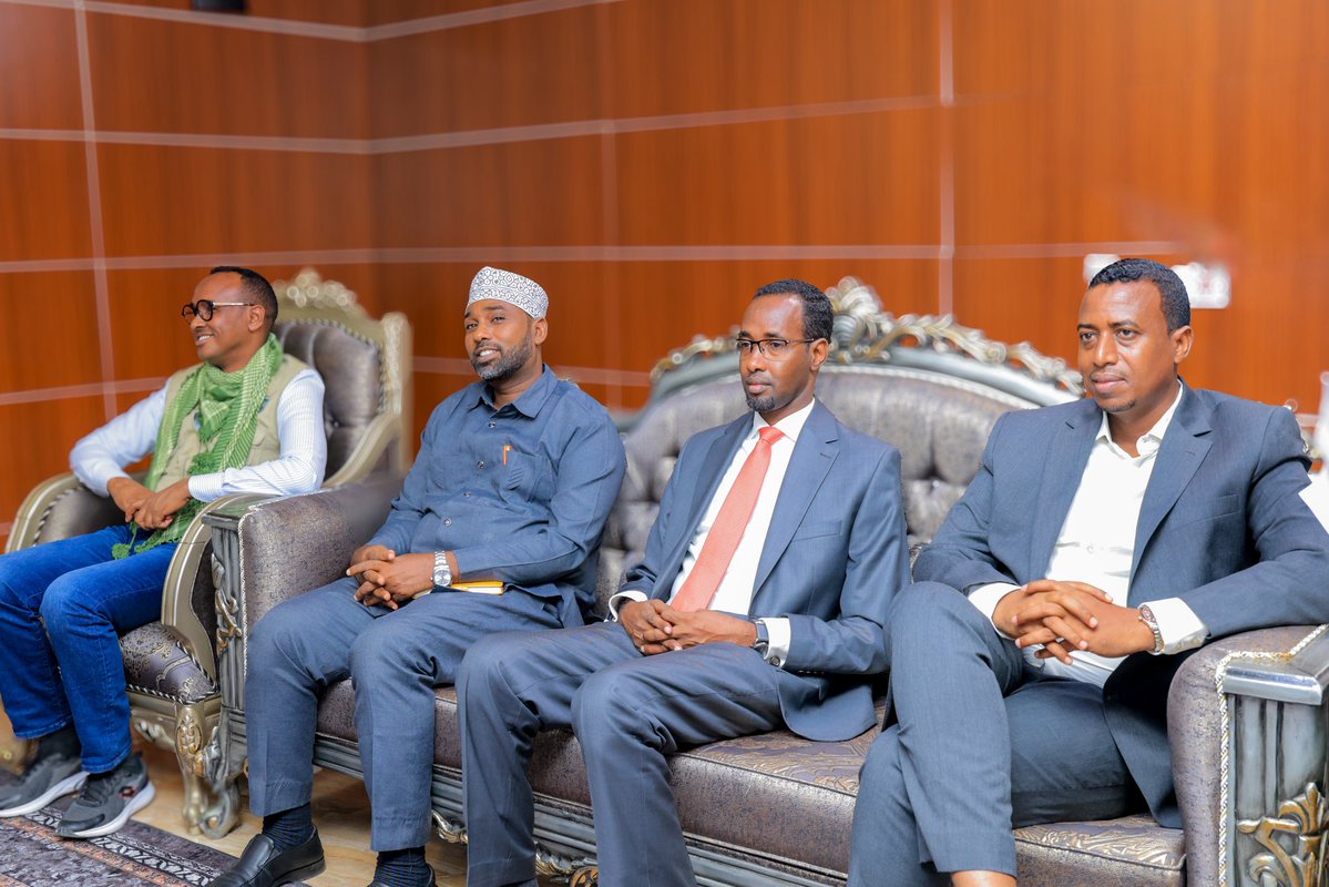 JSStatehouse's tweet image. Madaxweynaha Dowladda Jubaland, H.E @PresidentMadobe , ayaa Xarunta Madaxtooyada ku qaabilay Ku-xigeenka Ergayga Gaarka ah ee Qaramada Midoobay, ahna Isku-duwaha arrimaha Bani’aadannimada Soomaaliya, Mr. George Conway, iyo wafdi uu hoggaaminayo, kuwaas oo u kuurgalaya saamaynta…