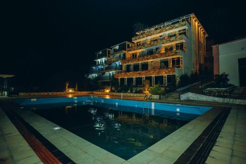 KarongiDistr's tweet image. Dukomeze kwihera ijisho hoteli z’i #Karongi, DELTA RESORT HOTEL, iri ku nkengero z’ikiyaga cya Kivu. Ifite ibyumba byitegeye amazi, bifite amabaraza wicaraho ureba ibirwa byo muri iki kiyaga. Ifite piscine, hari ubwato bwinshi butwara ba mukerarugendo. #VisitKarongi