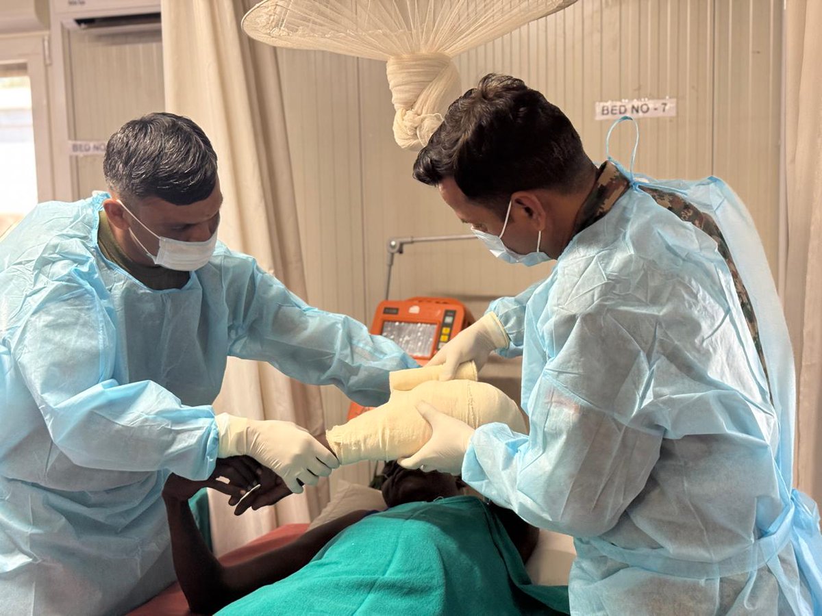 unmissmedia's tweet photo. 🏥In Upper Nile State 🇸🇸, #SouthSudan, #Indian 🇮🇳 peacekeepers serving with #UNMISS in Malakal have performed limb-saving emergency surgery on a 36-year-old man residing in the town's @UN Protection of Civilians site. The condition of the recovering patient is now stable.
#A4P https://t.co/DnGqqwNPOf