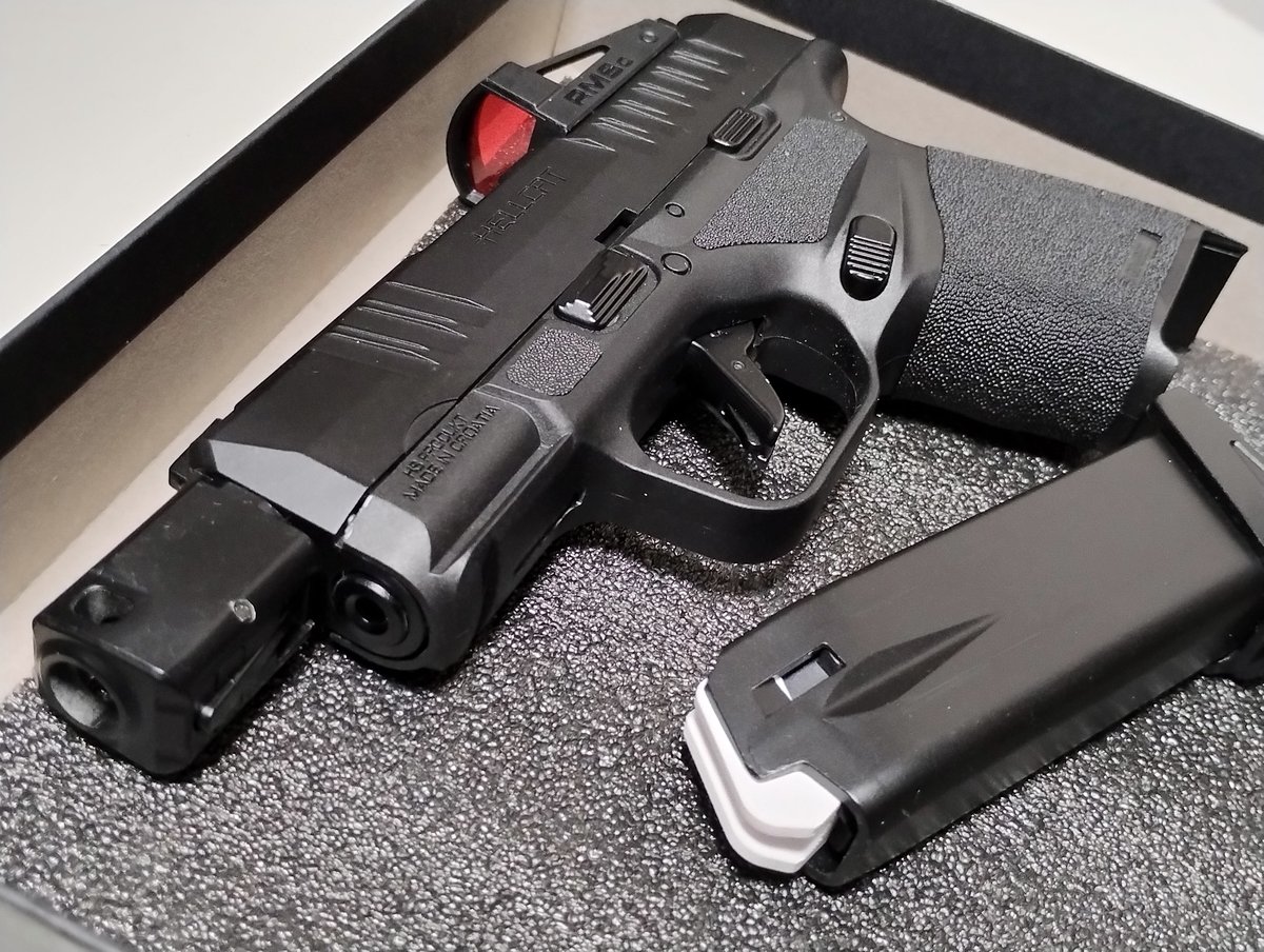 shile1941's tweet photo. 排莢式Glock19Xで空撃ちを楽しんでいるのですが、スライドストップの誤作動が発生ちょいちょい起きます。
なので、スライドストップを動かないように、ストッパーパーツを作ってみました。

hellcatの方は、マガジンを入れて空撃ち出来るように、
コの字のパーツを入れてます。
#voisky
#g19x
#hellcat https://t.co/6hydFQK9wa
