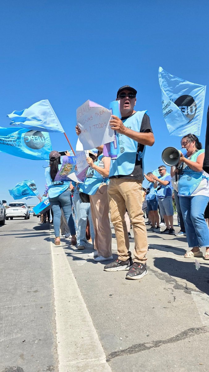 #Ahora Estamos junto a los gremios estatales en el peaje Córdoba- Carlos Paz expresando nuestro rechazo al ajuste jubilatorio.