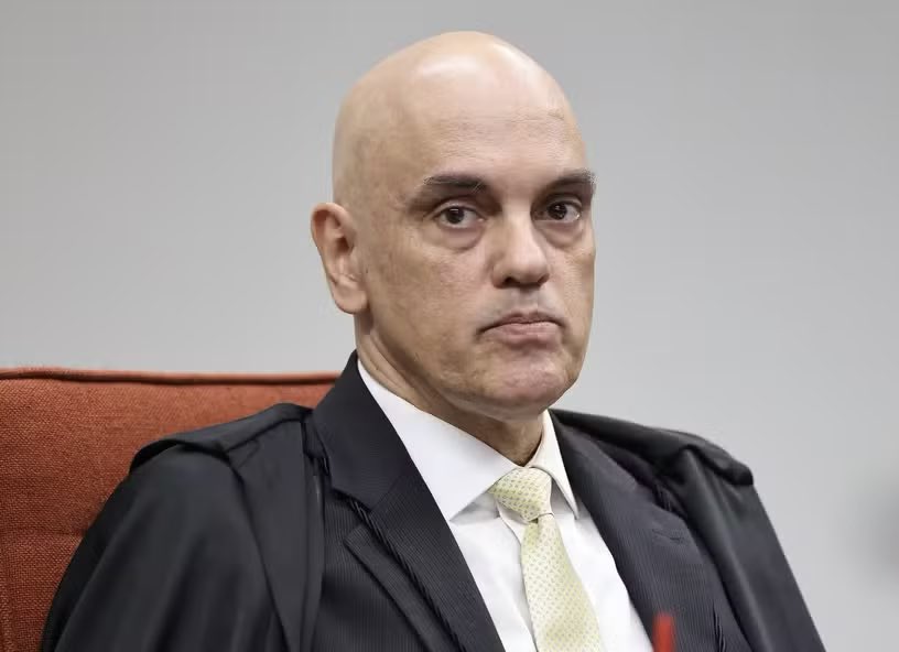 pedrorousseff's tweet photo. 🚨URGENTE! Alexandre de Moraes ACABA de NOTIFICAR Silas Malafaia por ATAQUES ao STF e ao comandante do Exército Brasileiro. 

- Malafaia que está PRESTES a se tornar RÉU pode ser PRESO a QUALQUER MOMENTO! 
 
O PASSAPORTE DELE ESTÁ COM XANDÃO! 🚔🔥💪 https://t.co/yLXjEV4eVX