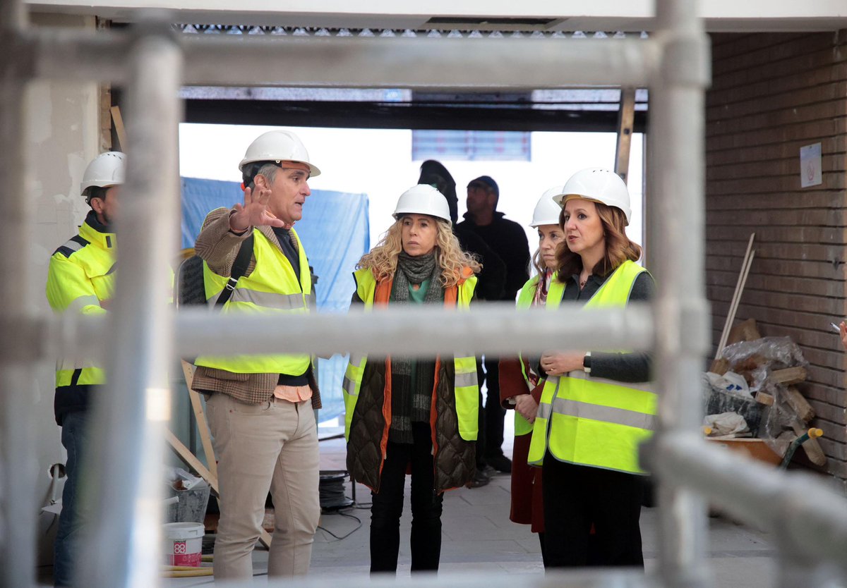 mjosecatala's tweet photo. Visitamos la renovación del alumbrado en el entorno del Mercado de Benicalap, con un 62% más de puntos de luz para ganar en seguridad y eficiencia. 

Llevamos más de 11M€ invertidos en dar respuesta a las peticiones de sus vecinos, como la habilitación de un nuevo centro de servicios sociales, más aparcamiento y mejora de parques infantiles, además del nuevo auditorio.