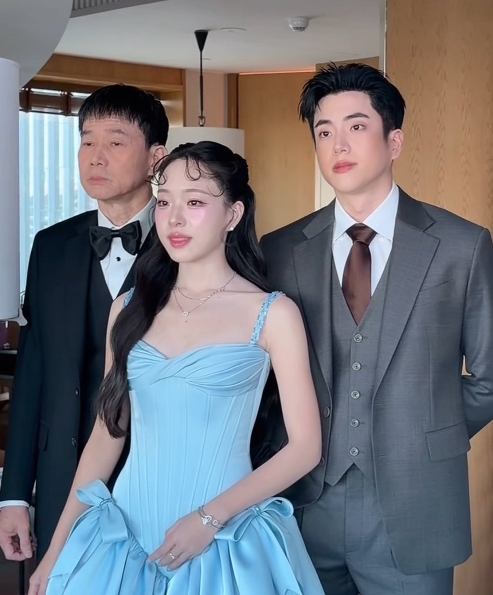 พวกที่ชอบจับผิดสีหน้านนกุล แกมาดูพ่อเค้าก่อน คือบางทีมันเป็นเรื่องของบุคลิคของแต่ละคนอ่ะ เวลาถ่ายรูปบางคนชอบยิ้ม บางคนไม่ชอบยิ้ม บางคนเขินกล้อง แกต้องเข้าใจความเป็นตัวตนของเค้าก่อน