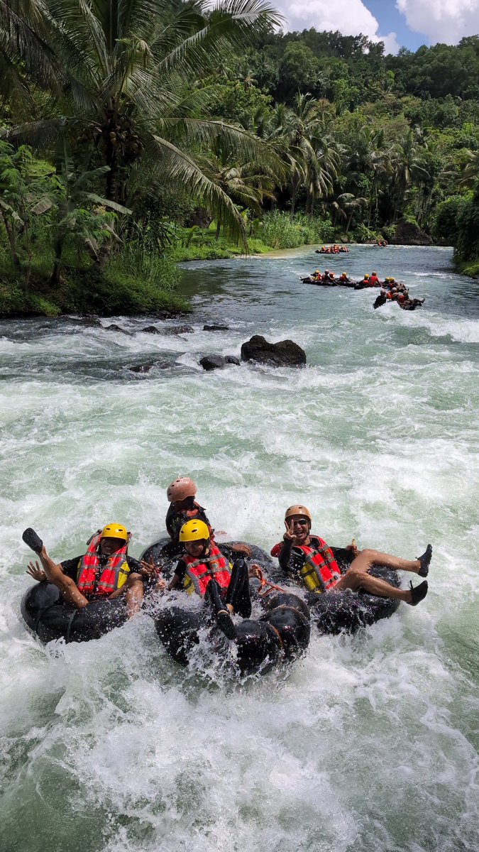 dshadowpages's tweet image. ternyata seruwww bgt, ini di rahayu river tubing kebumen jateng guys. yg nanya kalo ke kebumen main kemana, selain pantai cobain kesini deh