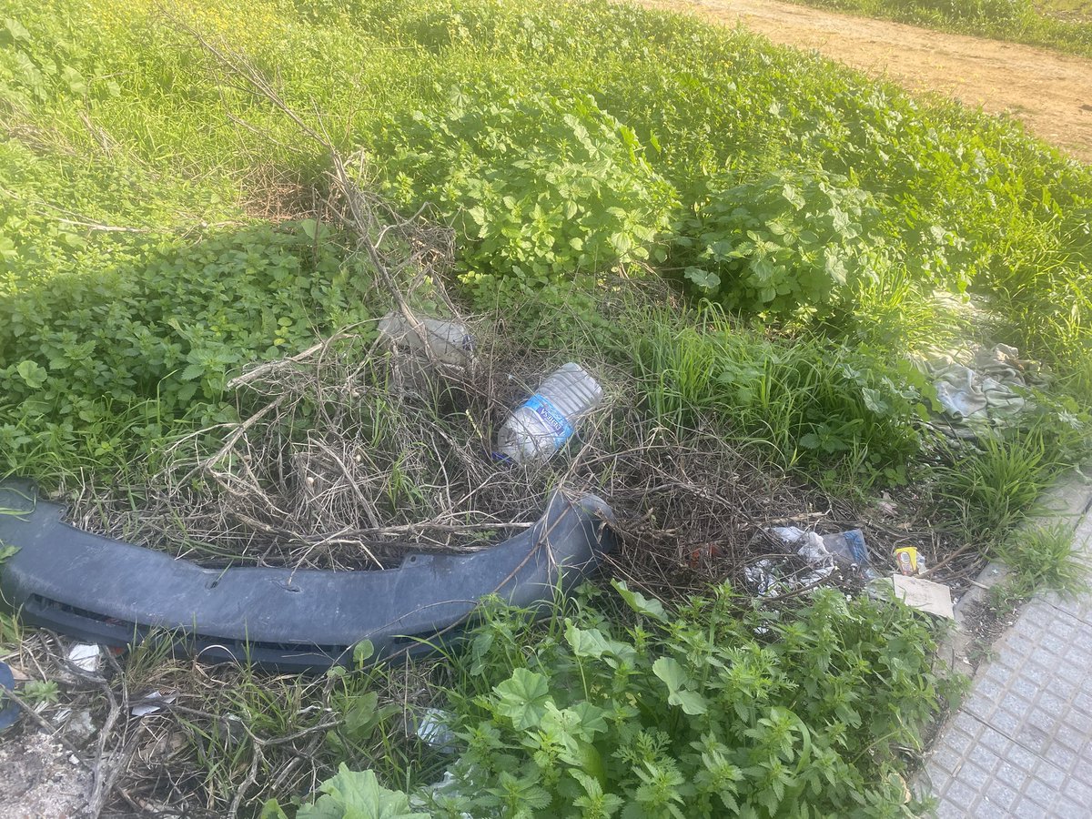 Mursy14's tweet photo. @PilarMirandaPlt @Javie3puntos Barrio de la Ribera. @PilarMirandaPlt sé muy bien que se está trabajando por tener #Huelva lo más limpia posible y por eso pongo esta galería para que se tome medidas. Si todos no ponemos de nuestra parte, estaremos en mierda siempre. https://t.co/DggF9TvraO