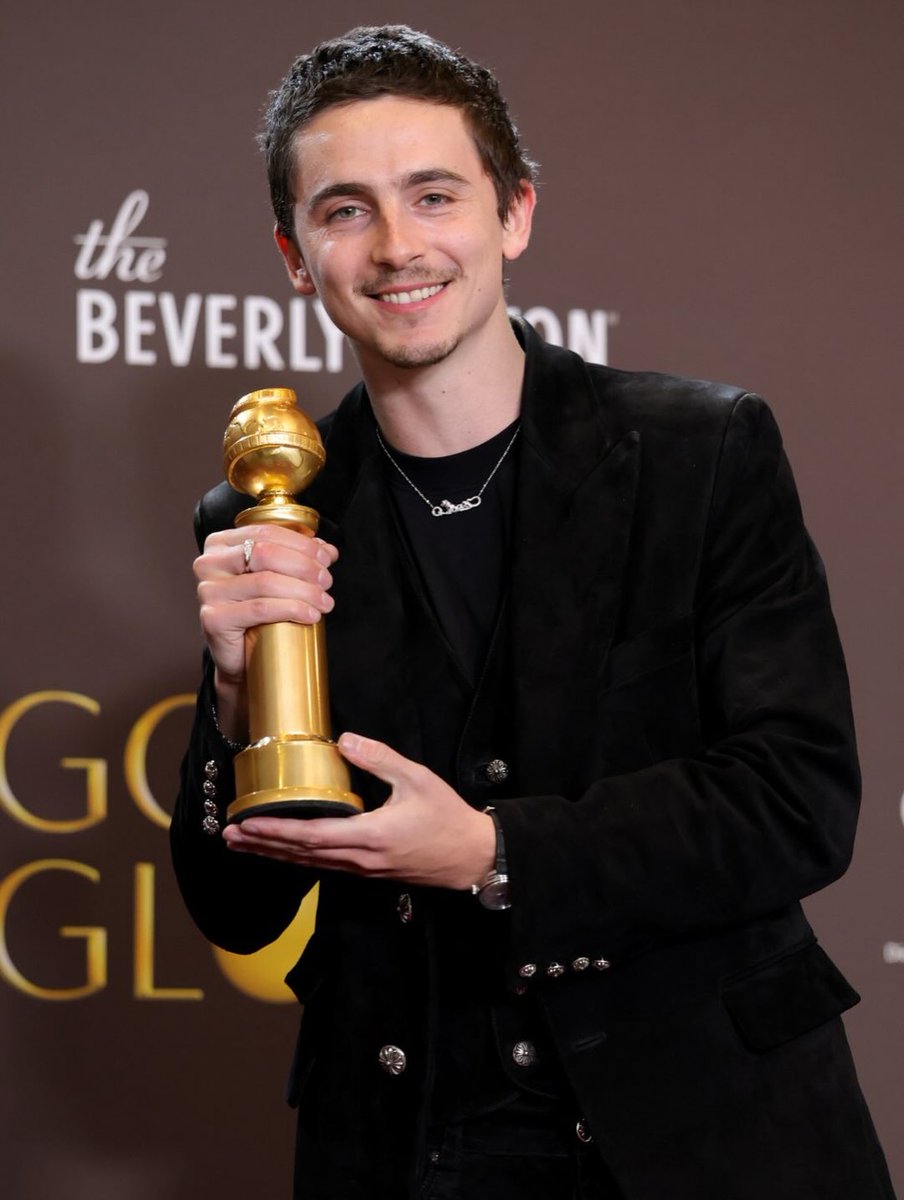 FilmesVi's tweet photo. Timothée Chalamet com seu Globo de Ouro de Melhor Ator de Comédia e Musical por Marty Supreme. https://t.co/bC1IatnN1h
