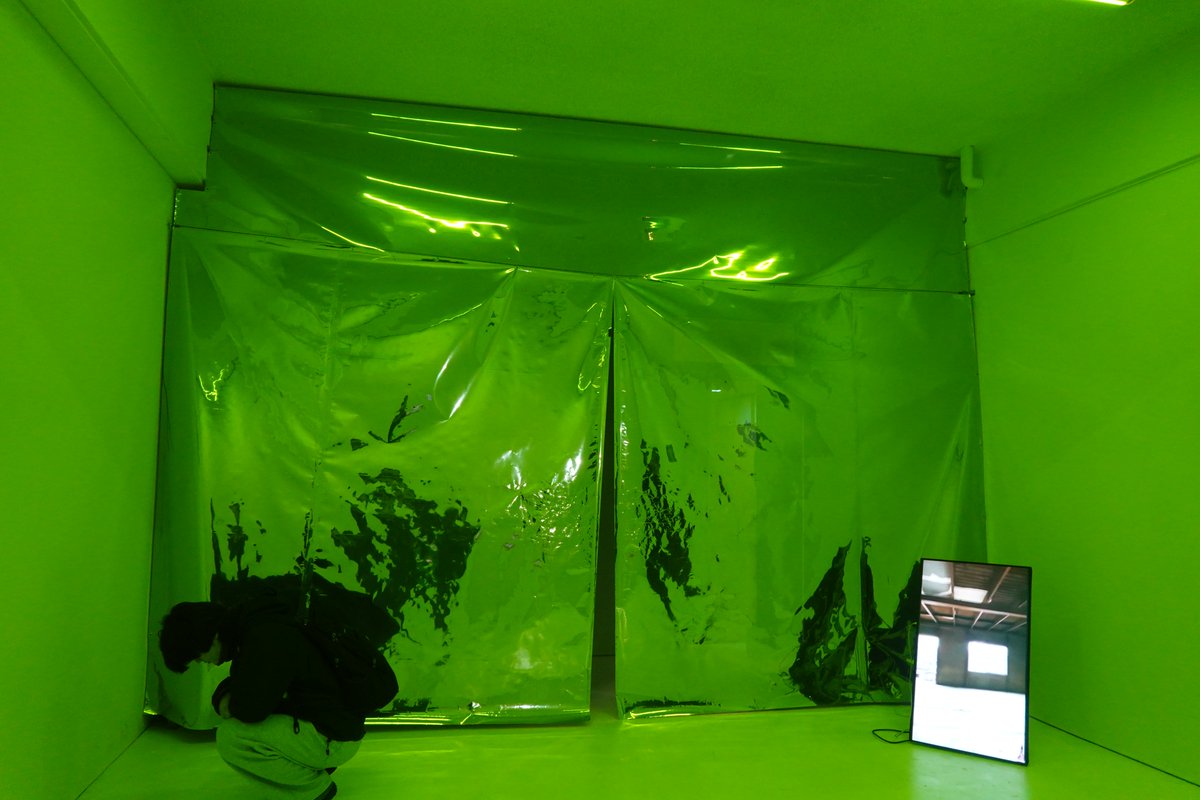 umelabo's tweet image. 多摩美卒制（2025年度）
yep sister[visitor] or another
作者匿名

蒸気にキャラクターが投影？されている。形の定まらない蒸気が支持体になっているからキャラとしての条件を満たさない時間の方が長く、儚さと危うさが強調されていて、色んな意味で驚かされた。