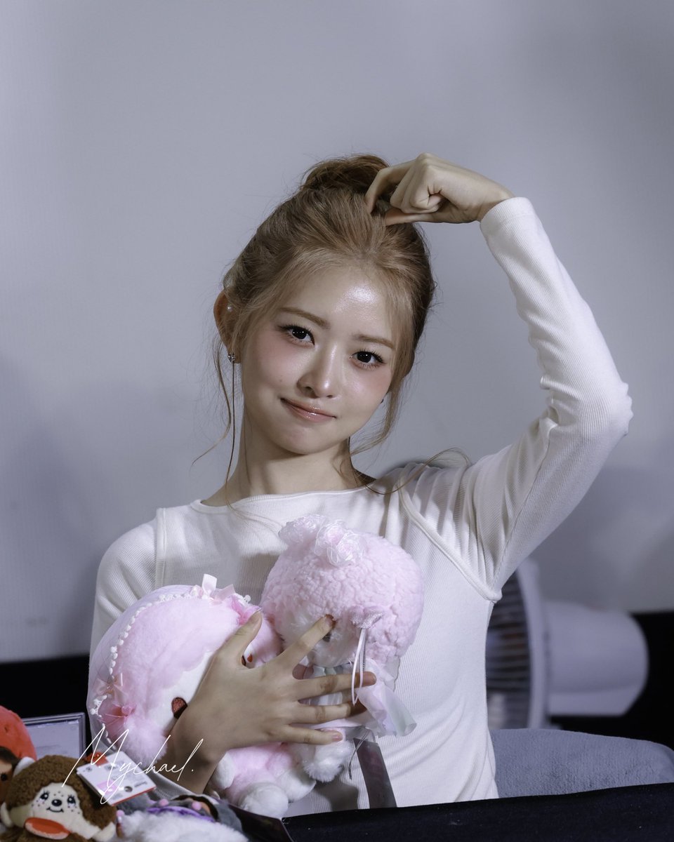 mychael7235's tweet image. 260111 IVE TPE FANSIGN

かわいい🧡

#IVE #아이브 
#REI #김레이 #直井怜