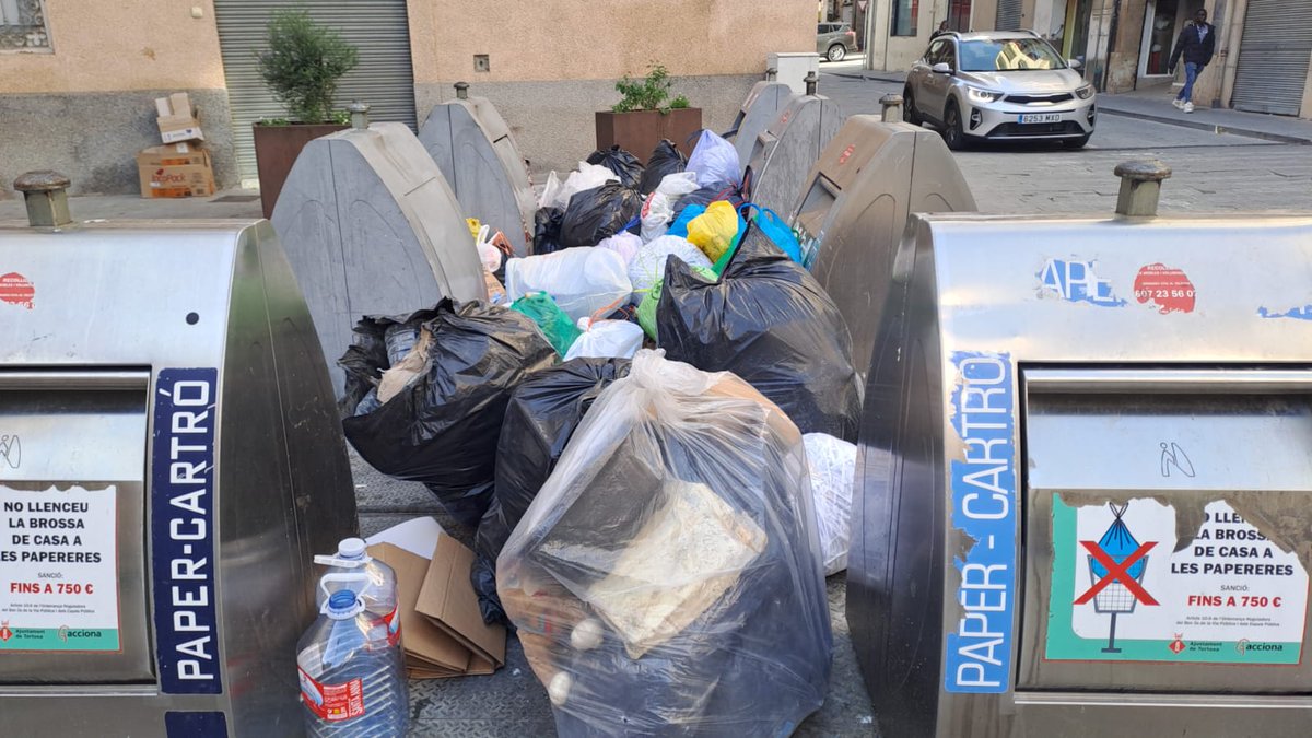 Sortint de <a href="/radiotortosa/">Ràdio Tortosa</a>.. així és com està la plaça Montserrat al centre històric, un dia més..
#Tortosa