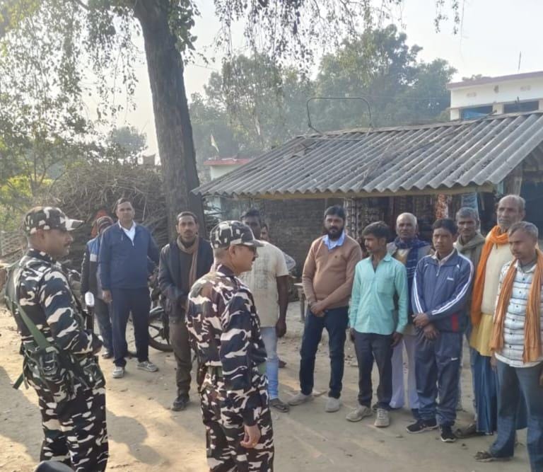 9BnSSB_INDIA's tweet photo. "एकता से सीमा अटल”
अवैध गतिविधियों पर सतर्कता एवं सरकारी योजनाओं की जानकारी साझा कर सीमा सुरक्षा को मजबूत किया गया।
#SSB_INDIA #SSBSHQGKP
#SSBFTRLKW
#BorderAwareness https://t.co/qlUghg5pyT
